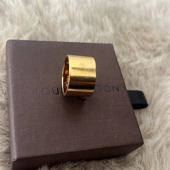Louis Vuitton Bague Essential V Gold Tone / silver Ring - Picture 3 of 7